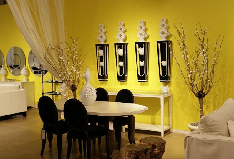 Krāsu kombinācija interjerā - dzeltena ar melnu un baltu