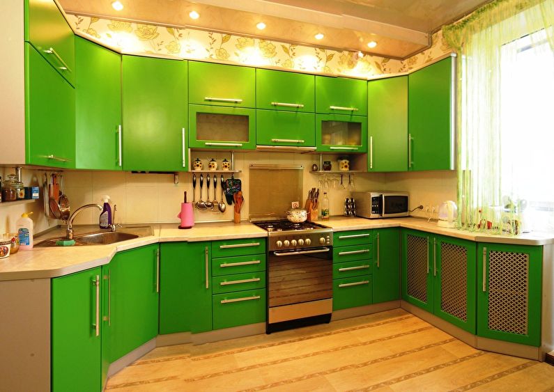 Spalvų derinys virtuvės interjere - žalia su smėlio spalvos