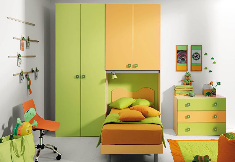 A combinação de cores no interior do quarto das crianças - verde com laranja e branco
