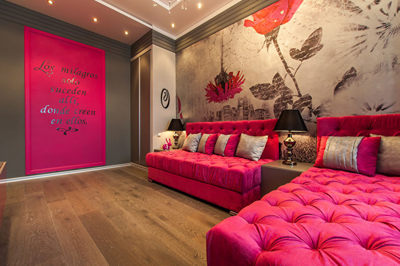 Krāsu kombinācija viesistabas interjerā - rozā ar pelēku un brūnu