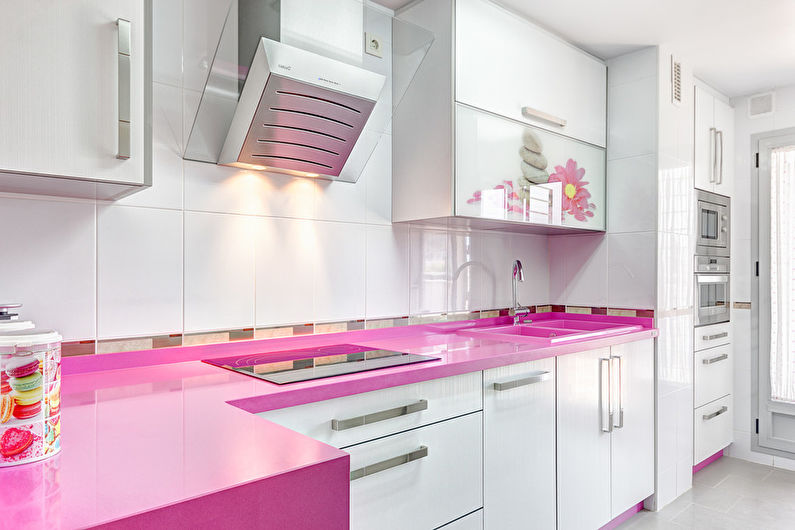 Kombinasjonen av farger i det indre av kjøkkenet - rosa med hvitt