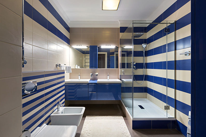 A combinação de cores no interior do banheiro - azul com branco