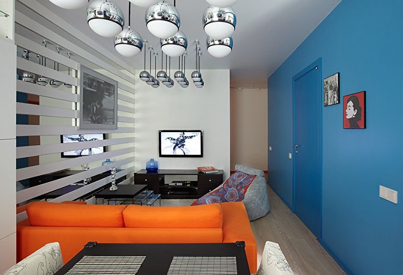 Комбинација боја у унутрашњости дневне собе - плава са наранџастом и белом