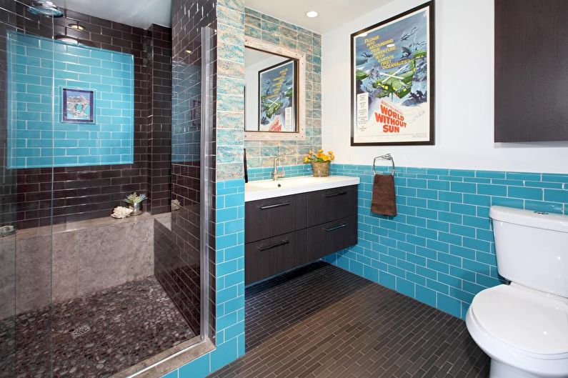 Die Farbkombination im Innenraum des Badezimmers - blau mit braun und weiß