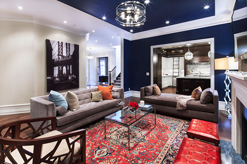 Kombinace barev v interiéru obývacího pokoje - modrá s červenou a bílou
