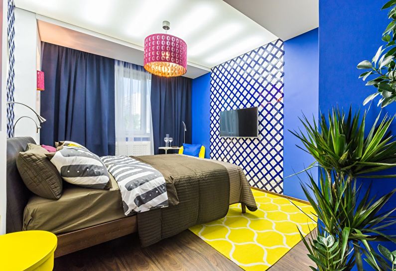 Kombinasjonen av farger i det indre av soverommet - blått med gult og hvitt
