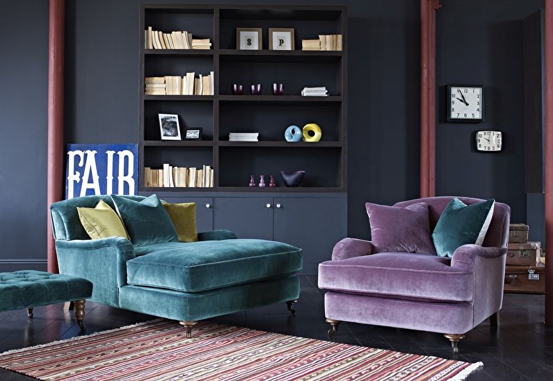 La combinazione di colori all'interno del soggiorno - viola con verde e nero