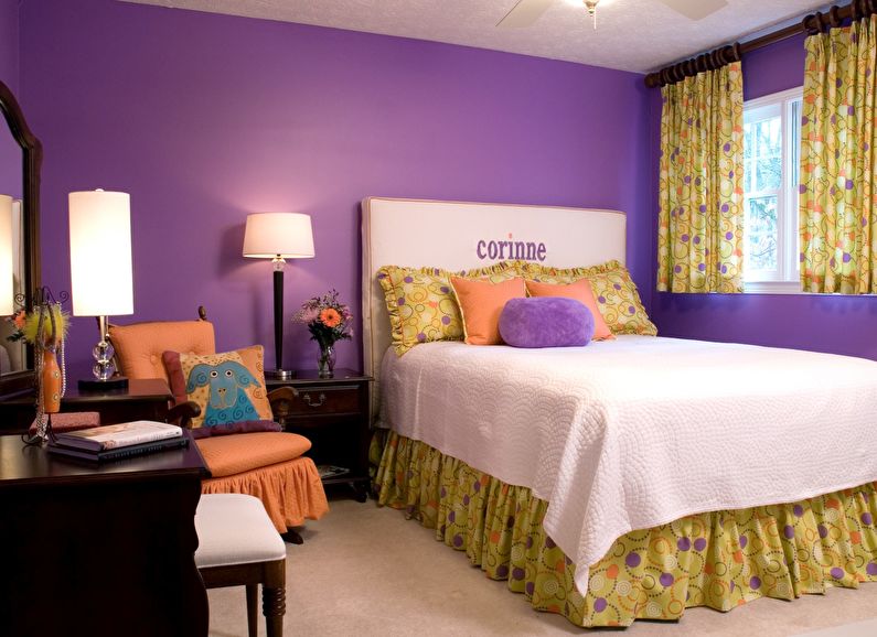 Krāsu kombinācija bērnu guļamistabas interjerā - violeta ar dzeltenu un oranžu