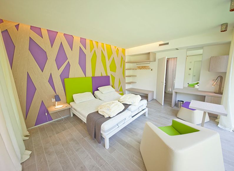 Połączenie kolorów we wnętrzu sypialni - fioletowy z zielonym i białym