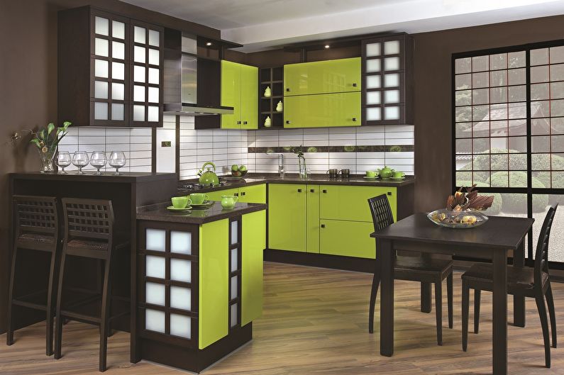 Spalvų derinys virtuvės interjere - ruda su žalia