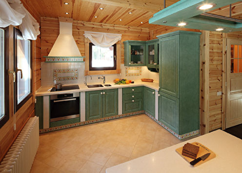 Design de cozinha em uma casa de madeira
