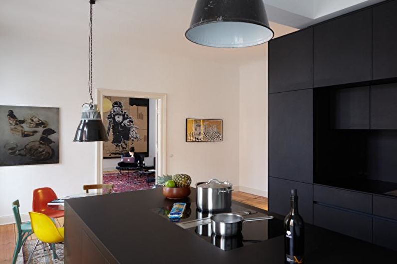 Skaists virtuves foto - matēta melna virtuve