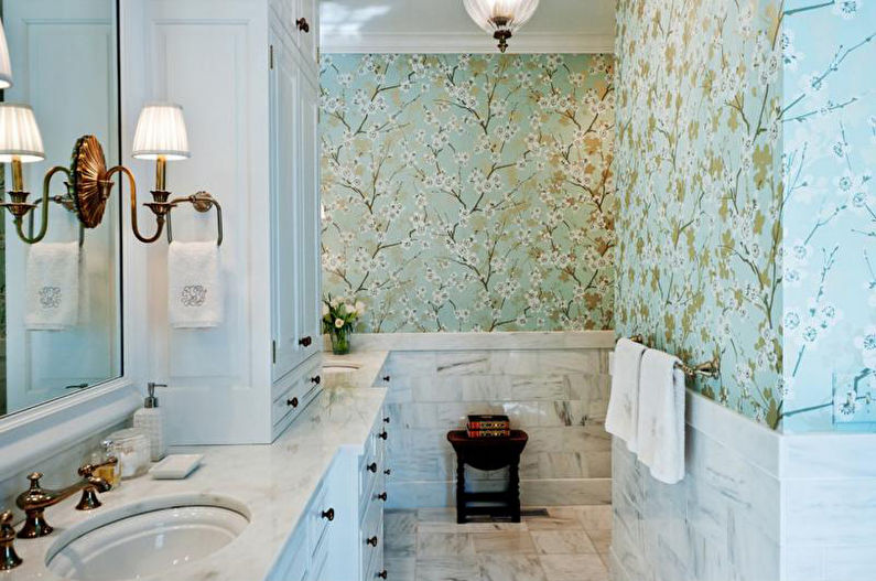 Kombinovaný dizajn kúpeľne - nástenné dekorácie