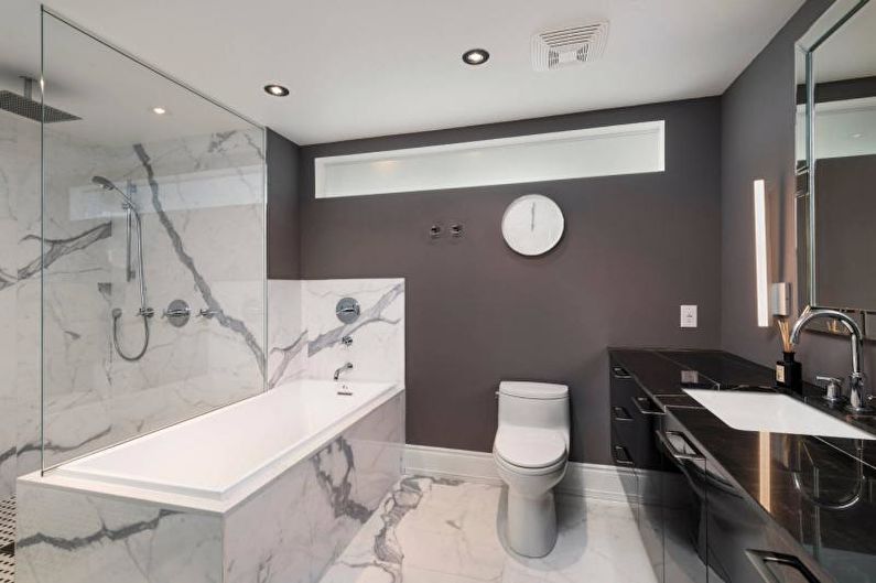 Innenarchitektur eines kombinierten Badezimmerfotos