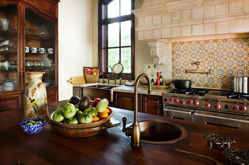 Interior design della cucina di stile mediterraneo - foto