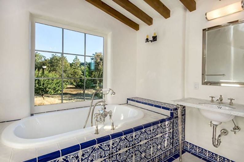 Viduržemio jūros stiliaus vonios kambario interjero dizainas - nuotrauka
