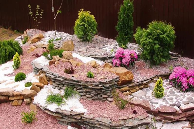 Kamienny ogród - kwietnik w domku, pomysły na projektowanie krajobrazu