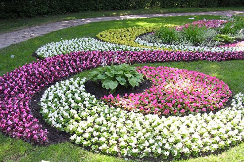 Multidimensionella blomsterbäddar - Blomsterrabatt i stugan, idéer för landskapsdesign