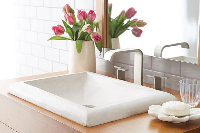 Design de salle de bain blanc - Plomberie et meubles
