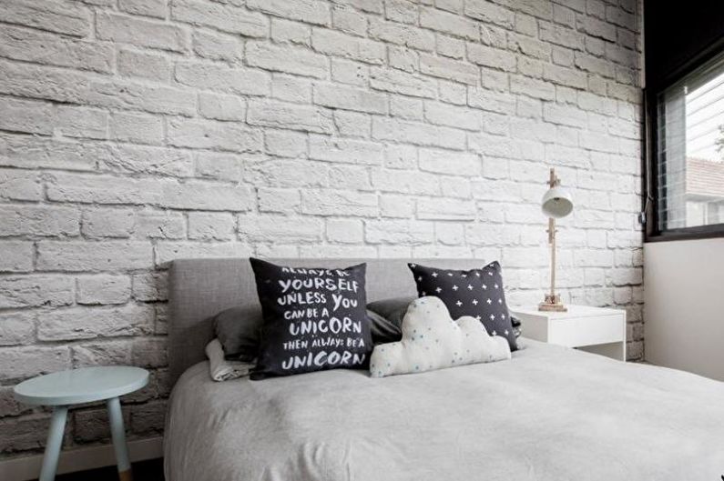 Ķieģeļu siena guļamistabas interjerā - foto