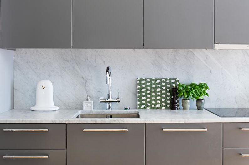 Pilka modernaus stiliaus virtuvė - interjero dizainas