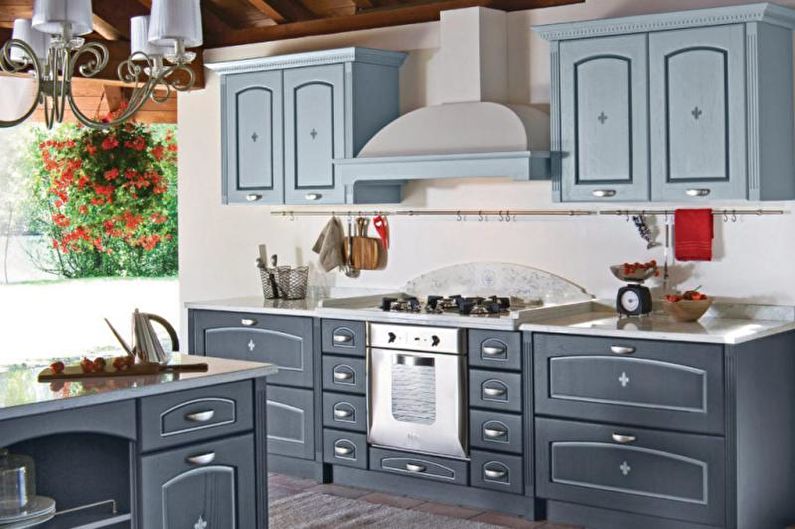 Pilka provencijos stiliaus virtuvė - interjero dizainas
