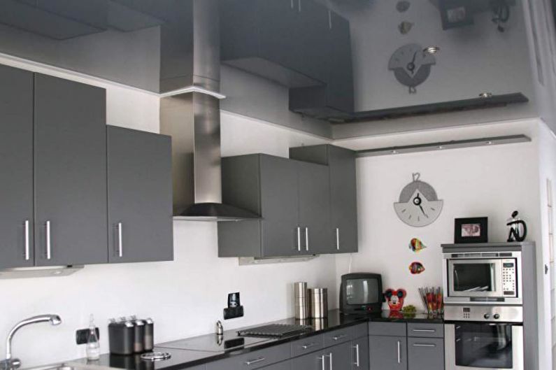 Pilkos spalvos virtuvės dizainas - lubų apdaila