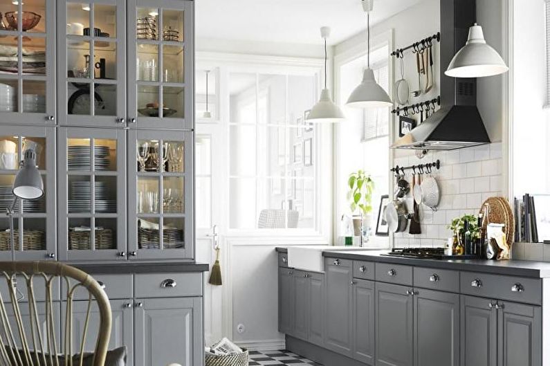 Pilkos spalvos virtuvės dizainas - tekstilė ir dekoras