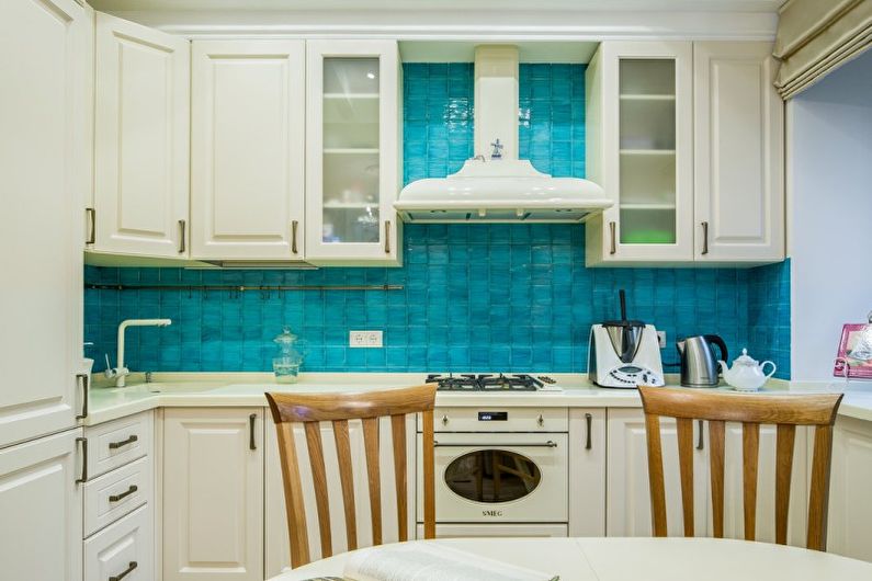 Provanso stiliaus turkio spalvos virtuvė - interjero dizainas