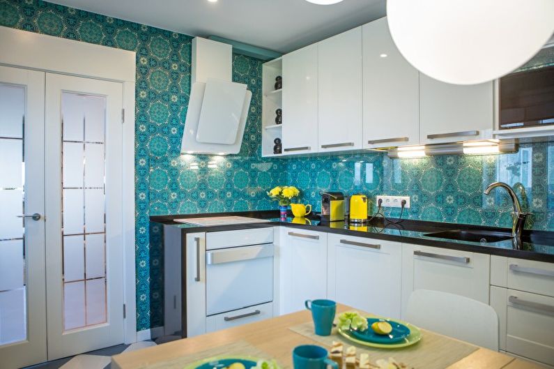 Design de interiores de uma cozinha em tons de turquesa - foto