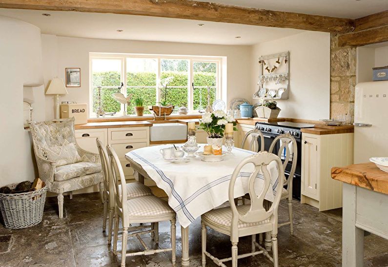 Hvitt kjøkken i landlig stil - interiørdesign