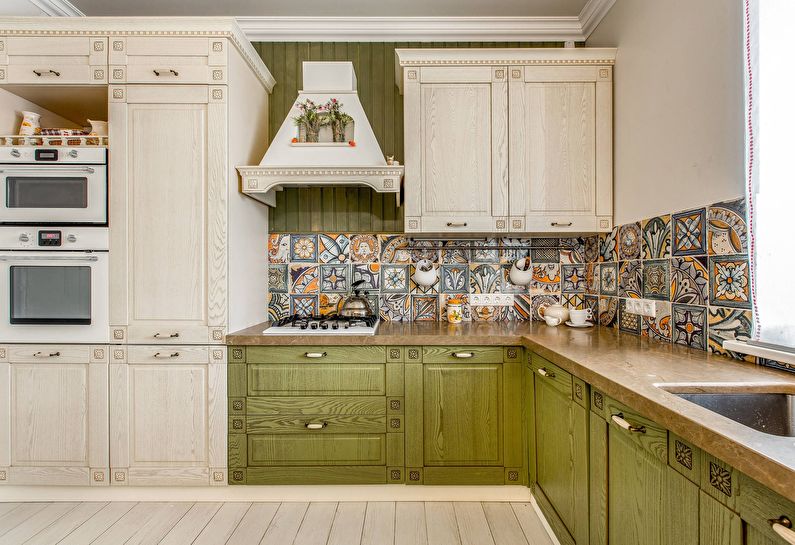 Žalia kaimo stiliaus virtuvė - interjero dizainas