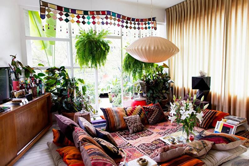 Dzīvojamā istaba lauku mājā etniskā stilā - interjera dizains
