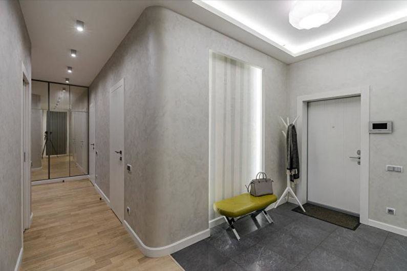 Papier peint gris dans le couloir - Photo d'architecture d'intérieur
