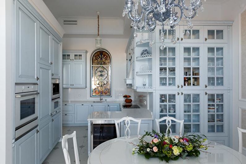 Plava kuhinja u klasičnom stilu - Dizajn interijera