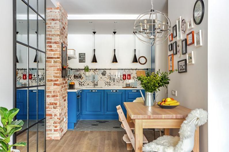 Kuchyně s modrým podkrovím - interiérový design