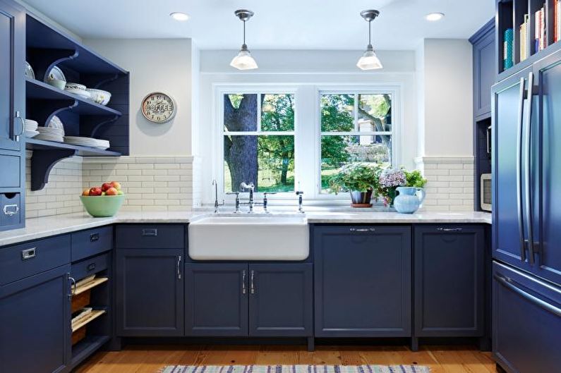 Design interiéru kuchyně v modrých tónech - foto