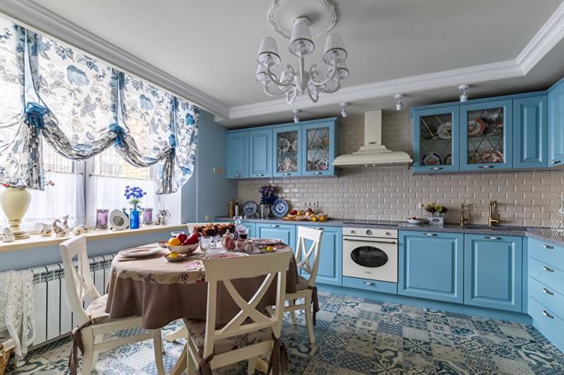 Projekt wnętrz kuchni w odcieniach niebieskiego - zdjęcie