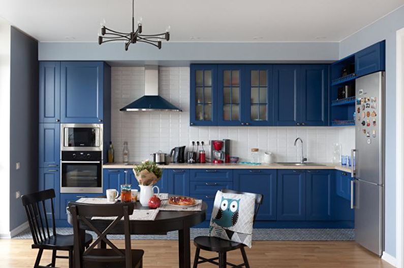Indretning af køkken i blå toner - foto
