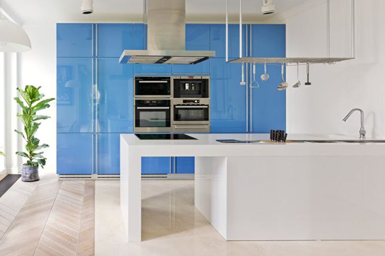 Εσωτερικό σχέδιο κουζινών σε μπλε αποχρώσεις - φωτογραφία