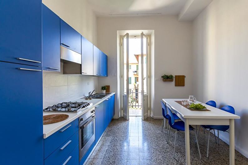 Indretning af køkken i blå toner - foto