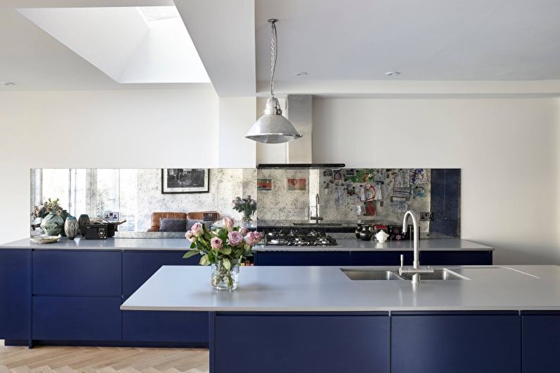 Interior design della cucina nei toni blu - foto