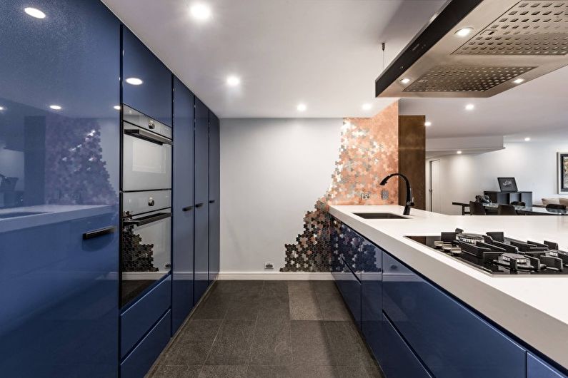 Projekt wnętrz kuchni w odcieniach niebieskiego - zdjęcie
