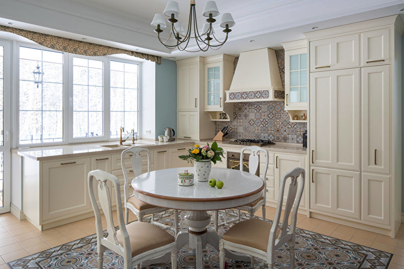 Ryški klasikinio stiliaus virtuvė - interjero dizainas