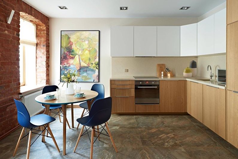 Virtuvės dizainas ryškiomis spalvomis - siena ir prijuostė