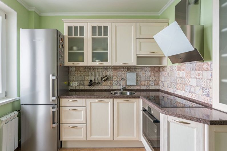 Design interiéru kuchyně v jasných barvách - foto