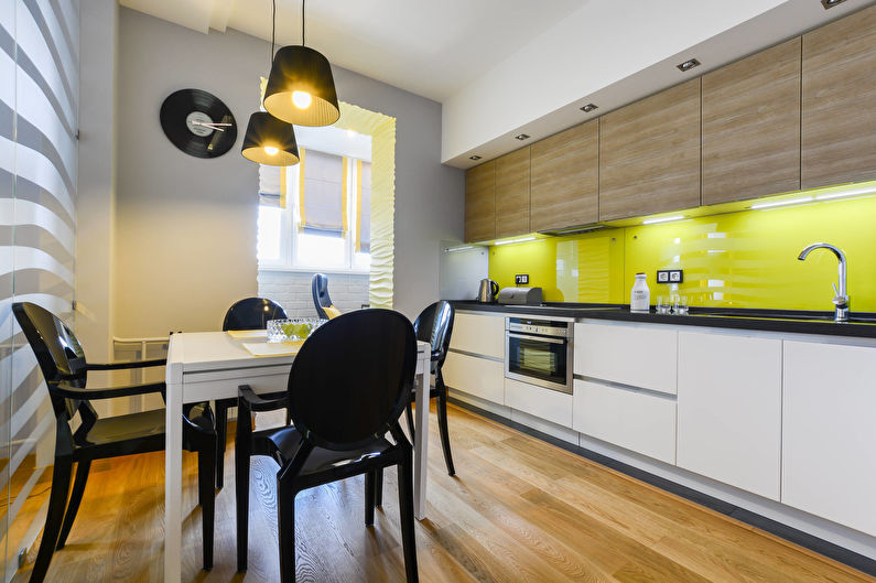 Design interiéru kuchyně v jasných barvách - foto