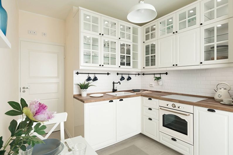 Interior design della cucina nei colori luminosi - foto