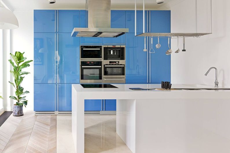 Virtuvės interjero dizainas ryškiomis spalvomis - nuotrauka