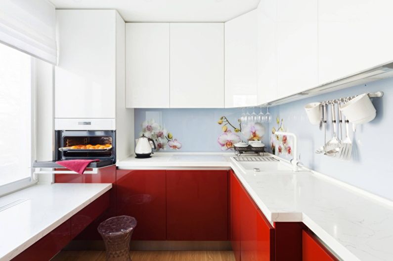 Interior design della cucina nei colori luminosi - foto